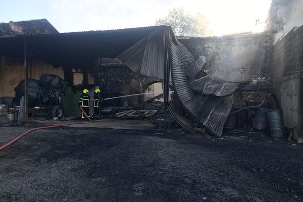 Lundi 16 octobre, un incendie a touché une dépendance du château des Quayres, à Laps, dans le Puy-de-Dôme.