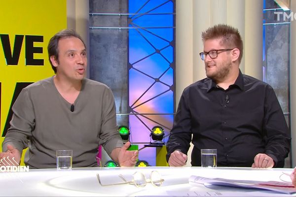 Arnaud Klein sur le plateau de Quotidien avec Alexandre Astier