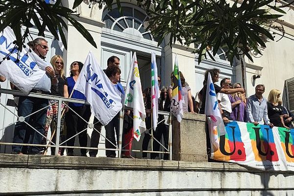 Une quarantaine d'enseignants se sont rassemblés devant le rectorat. 