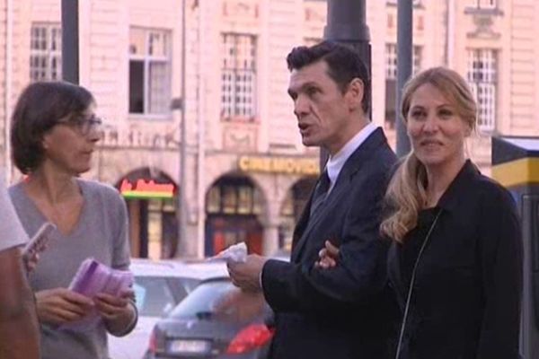 Marc Lavoine et Mathilde Seigner sur une place d'Arras pendant le tournage de la liste de mes envies, jeudi 25 avril.