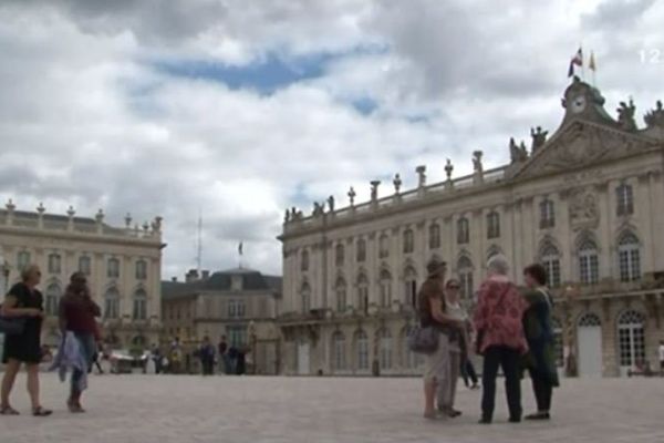 En pleine explication, Place Stanislas.