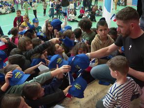 Victor Koretzky, au milieu de ses jeunes fans lodevois.