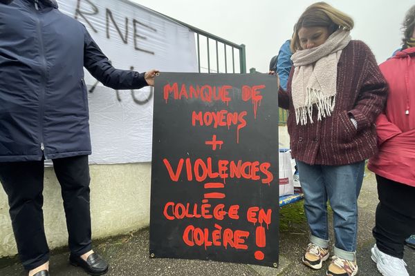 Depuis un an et demi, les agressions verbales et physiques se succèdent au collège Jules Verne de Déville-les-Rouen, au grand dam de l'équipe enseignante et encadrante.