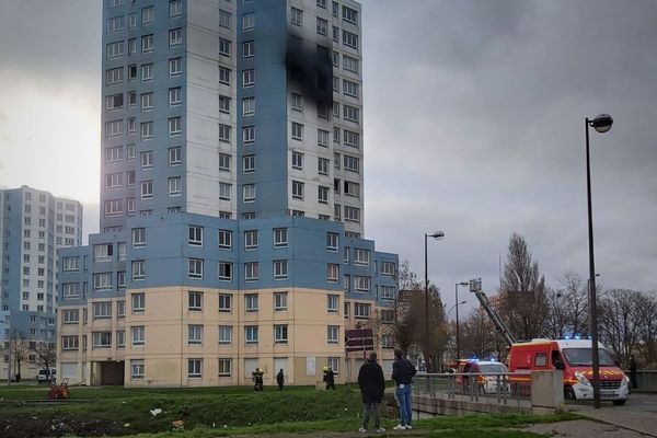 L'incendie s'est déclaré au dixième étage d'une tour d'habitation située dans le quartier du Beau-Marais à Calais.