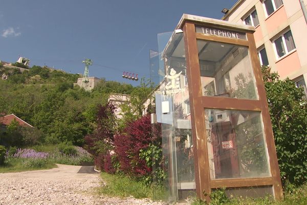 Par le passé, près de 450 cabines téléphoniques, comme celle-ci, étaient en fonctionnement à Grenoble.