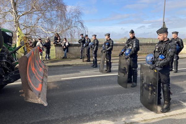 Le dispositif de gendarmes bloque le convoi des agriculteurs, sur le pont de Sully-sur-Loire, mercredi 31 janvier 2024.