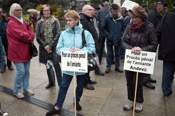 Des personnes manifestent pendant le procès de Daniel Couet, considéré comme un "serial pollueur".