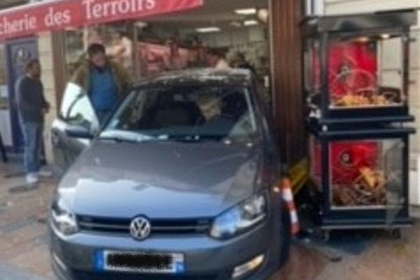 Une voiture percute la vitrine d'une boucherie