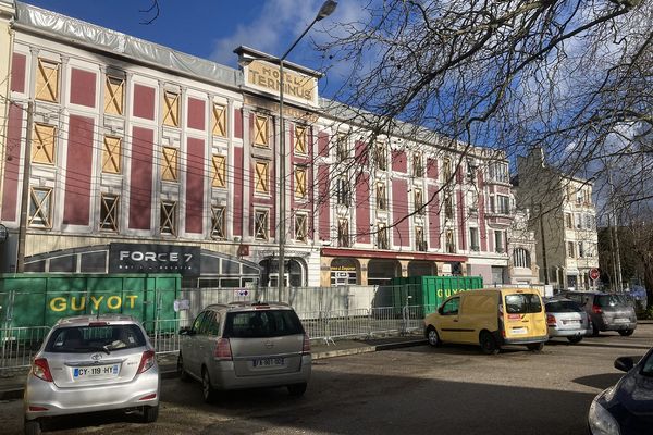 Après d’importants travaux pour sécuriser le bâtiment, la rue Beauvais devrait à nouveau être ouverte à la circulation mi-février. 