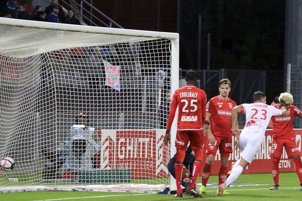 Anthony Briançon inscrit le 4e but nîmois face à Dijon (0-4) samedi 3 novembre 2018 lors de la 12e journée du championnat de France de football.