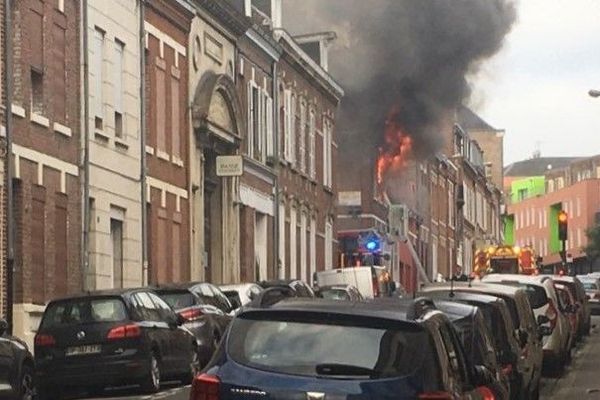 Selon les pompiers le feu s'est propagé très rapidement dans cette amiénoise située dans le quartier Henriville à Amiens mardi 30 juin