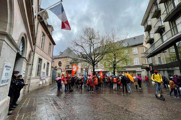 Une centaine d'opposants à la réforme s'est réunie à l'appel de l'intersyndicale devant la préfecture de l'Aveyron.