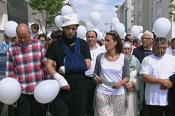 Moment de recueillement devant l'immeuble effondré du 8 allée Beethoven du quartier Wilson à Reims.