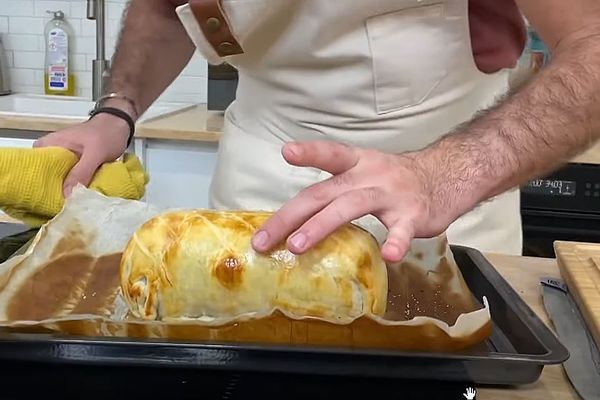 Le chef cuisinier Fabrice Mignot prépare un rôti de magret de canard au foie gras façon Wellington. Une idée de recette pour les fêtes.