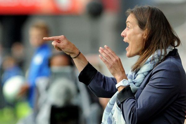 La première femme coach d'une équipe masculine professionnelle, Corinne Diacre, a enfin connu une victoire avec son nouveau club, le Clermont Foot. C'était à la cinquième journée de Ligue 2, un but à zéro contre Le Havre.