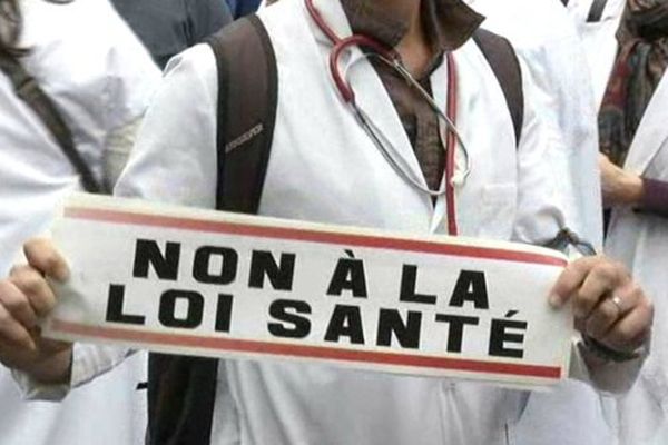 Lors d'un rassemblement contre la loi santé à Cergy