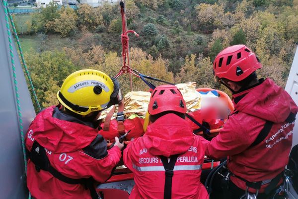 Les pompiers sont intervenus à 35 mètres de haut sur la commune de Meysse, en Ardèche.