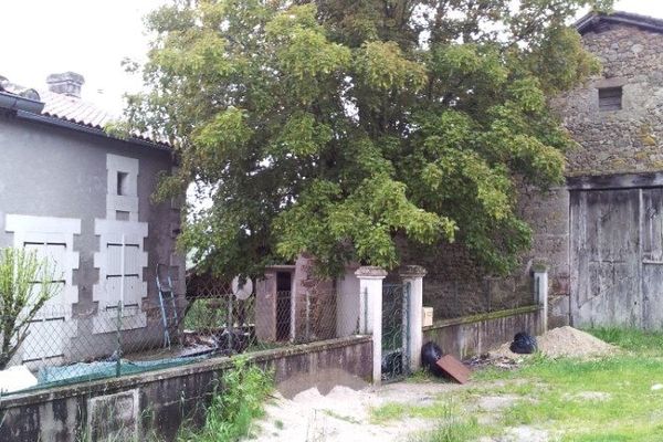 Les animaux abandonnés ont été retrouvés dans cette maison d'un hameau de la commune d'Ecuras en Charente