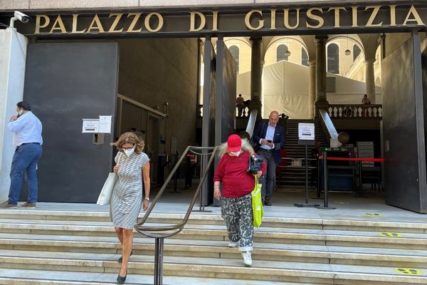 Entrée du palais de justice de Gênes, où le procès sur l'effondrement du pont Morandi débute le jeudi 7 juillet 2022, quatre ans après la tragédie qui coûta la vie à 43 personnes dont 5 enfants.
