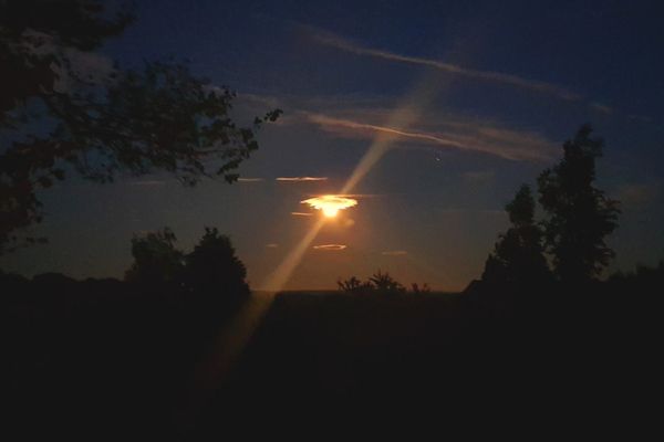 Des phénomènes étonnants envahissent parfois le ciel de Franche-Comté; ici lorsque la lune joue avec les nuages.
 Photo Franck Ménestret