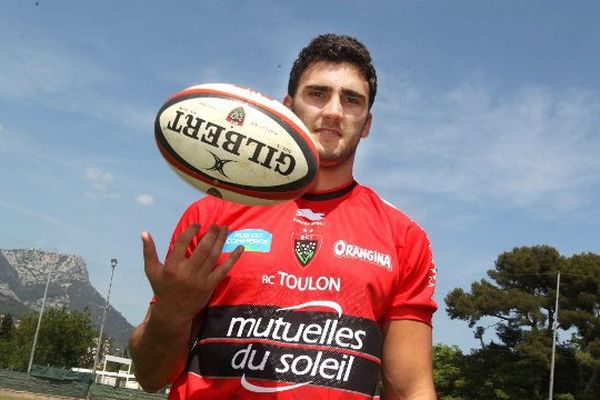 Le nouveau troisième ligne de Toulon Charles Ollivon présenté au stade Berg.