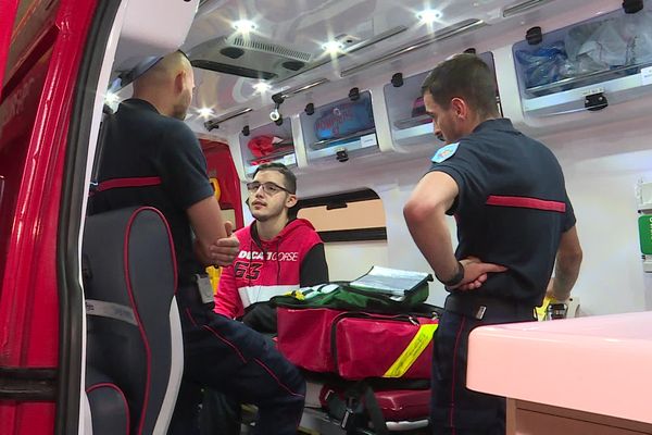 Antonio, jeune accidenté de la route, est venu rencontrer et remercier les pompiers qui lui ont sauvé il y a trois ans.