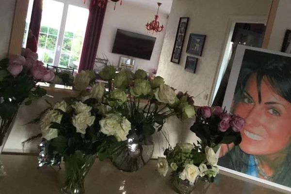 Sa maman, Annick, dépose chaque jour des fleurs auprès de sa photo, dans le salon. Sans jamais perdre espoir. 