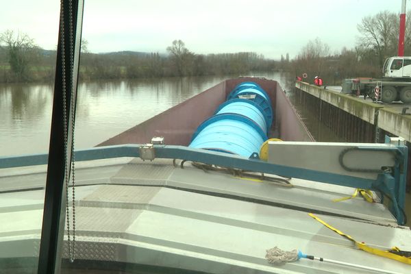 Depuis la cabine, le fret embarqué à bord du nouveau navire de LogiYonne