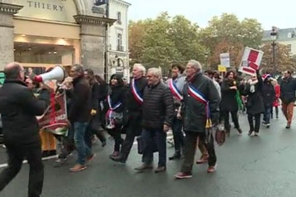 Une centaine de personnes manifestaient à la mi-journée, à Sorigny.