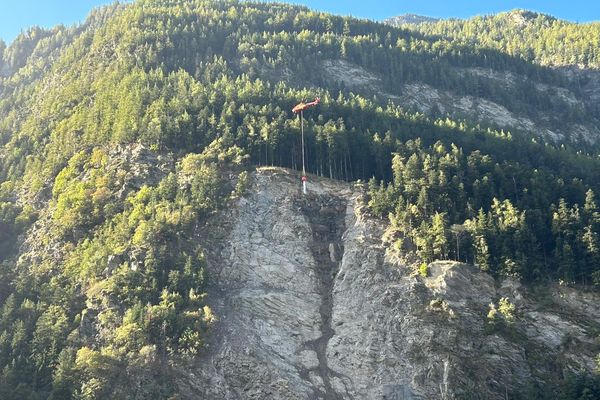 Les hélicoptères larguent de l'eau sur la falaise pour évacuer les parties instables.