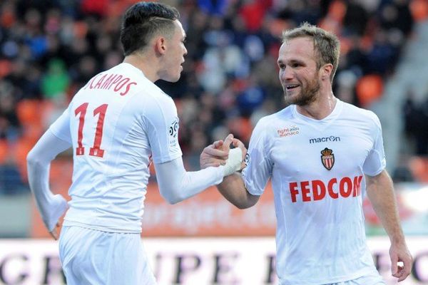 Valère Germain (à droite) félicité par son co-équipier Lucas Ocampos arpès son but contre Lorient, le 1er février 2014