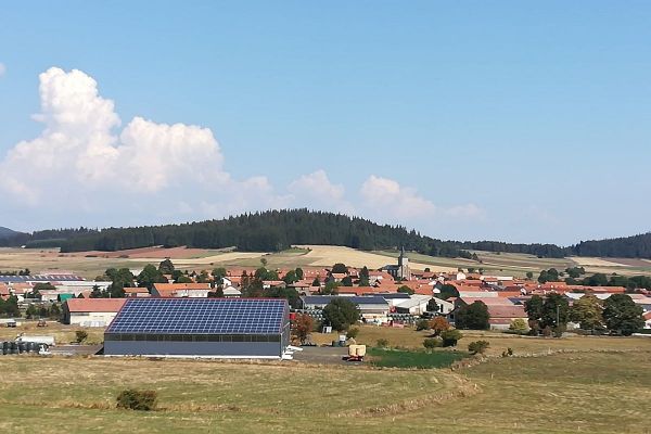 En Haute-Loire, la communauté de communes du pays de Cayres-Pradelles a mis en place un partenariat avec des agriculteurs pour installer des panneaux photovoltaïques sur le toit des bâtiments agricoles. 