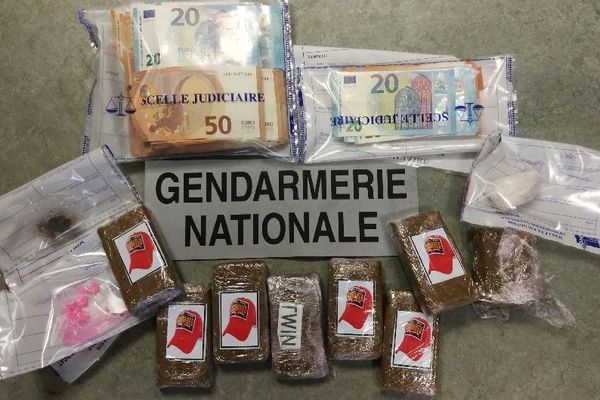 Les gendarmes ont saisi près d'un kilo de cannabis, une vingtaine de grammes de cocaïne, 4 sachets d'ecstasy et près de 10 000 euros.