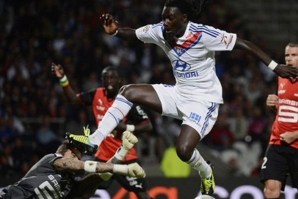 Le Lyonnais Bafetimbi Gomis en peine tentative pour marquer, mais stoppé par Benoit Costil