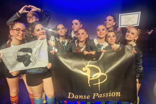 Les 10 jeunes danseuses ayant remporté la médaille d'or, catégorie claquettes, au concours européen de danse à Rome.