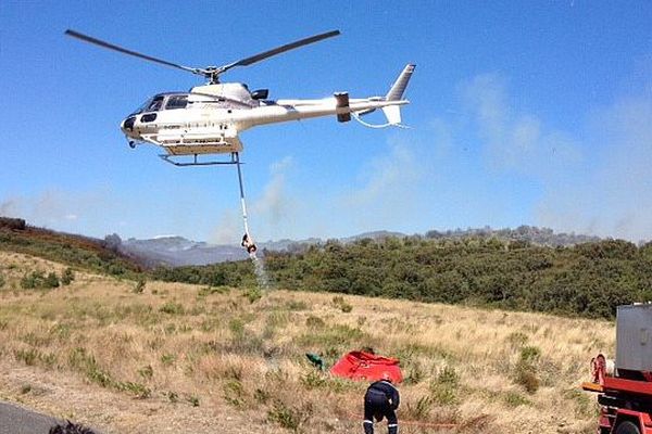 Col de la Dona (Pyrénées-Orientales) - les pompiers ravitaillent un hélicoptère bombardier d'eau - 19 août 2015.