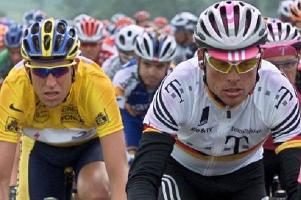 Jan Ulrich, à droite, avant qu'il ne s'empare du maillot jaune, pendant le Tour de France 1997.