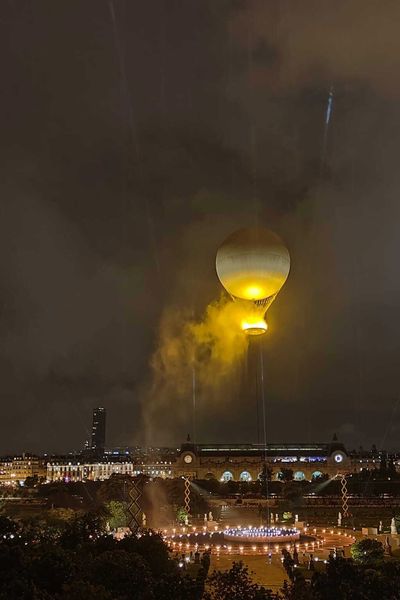 La montgolfière qui accueille la vasque, allumée par Teddy Riner et Marie-José Pérec, est montée dans le ciel de Paris à la fin de la cérémonie d’ouverture des JO de Paris 2024, vendredi 26 juillet.