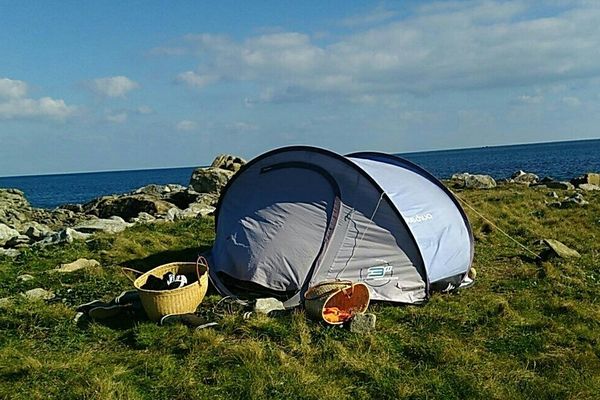 Le campement des 5 mineurs sur l'îlot Le Vougot