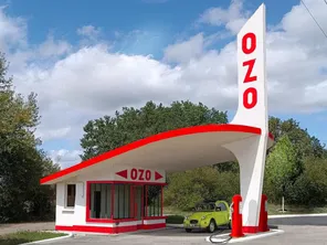 La station-service désaffectée  OZO Bellevue à Sainte-Maure-de Touraine rénovée par l'association Nostal'10