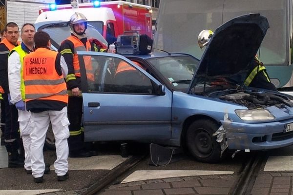 Accident à Schiltigheim : une voiture heure un tram