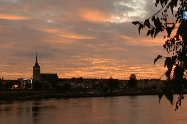 Le soleil se couche sur la ville de Saumur, en Maine-et-Loire.