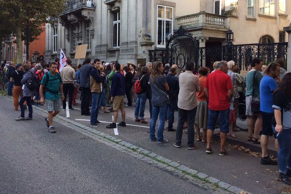 Entre 80 et 100 personnes devant le TA de Strasbourg ce mercredi matin