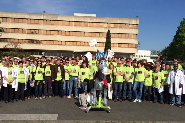 Une centaine de salariés d'Itron bloquait ce jeudi matin l'entrée du site de Chasseneuil-du-Poitou (86).