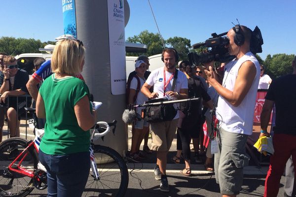 une partie de l'équipe de France 3 sur la ligne de départ de la première étape à Jonzac (Charente-Maritime)