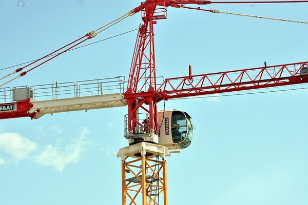 La mère de famille est montée en haut de la grue aux alentours de 4h30, ce mercredi 20 octobre.