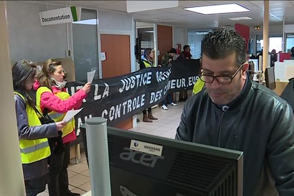 Le collectif des chômeurs et précaires ont envahi l'agence Pôle emploi de Bellefontaine en fin de matinée. 