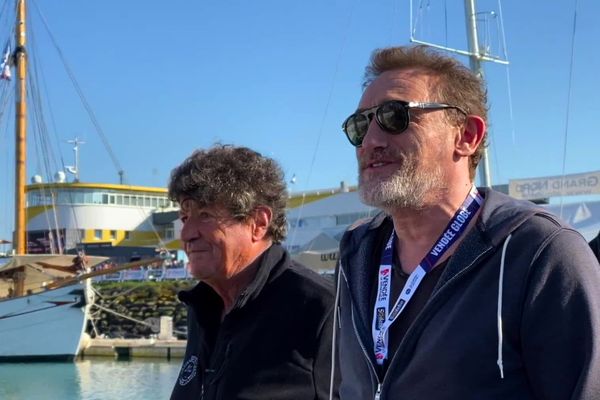 Jean-Paul Rouve accompagné de Jean Le Cam sur les pontons du Vendée Globe aux Sables d'Olonne