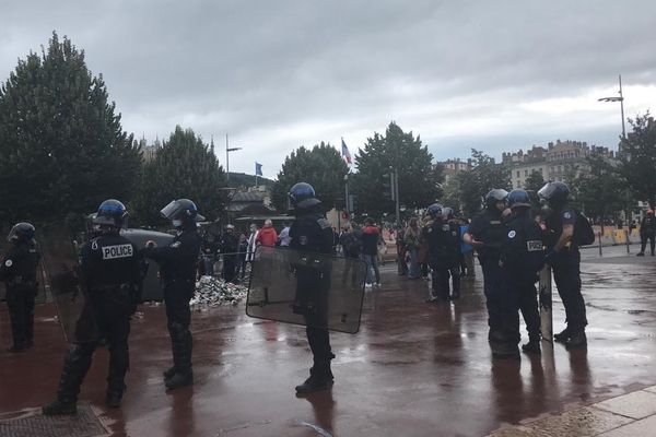 Lyon : troubles et incidents en marge d'une manifestation d'anti-vaccins, la police réplique par des tirs de lacrymogène. Vers 18h, le calme semblait de retour dans le secteur de la place Bellecour, selon notre équipe sur place 14/7/2021