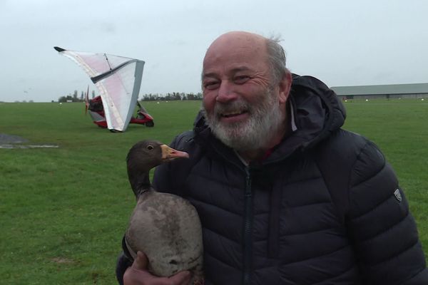 Laurent Thommeret, pilote d'ULM, a retrouvé ses oies avec lesquelles il vole, ce dimanche 15 décembre, grâce à un chasseur.